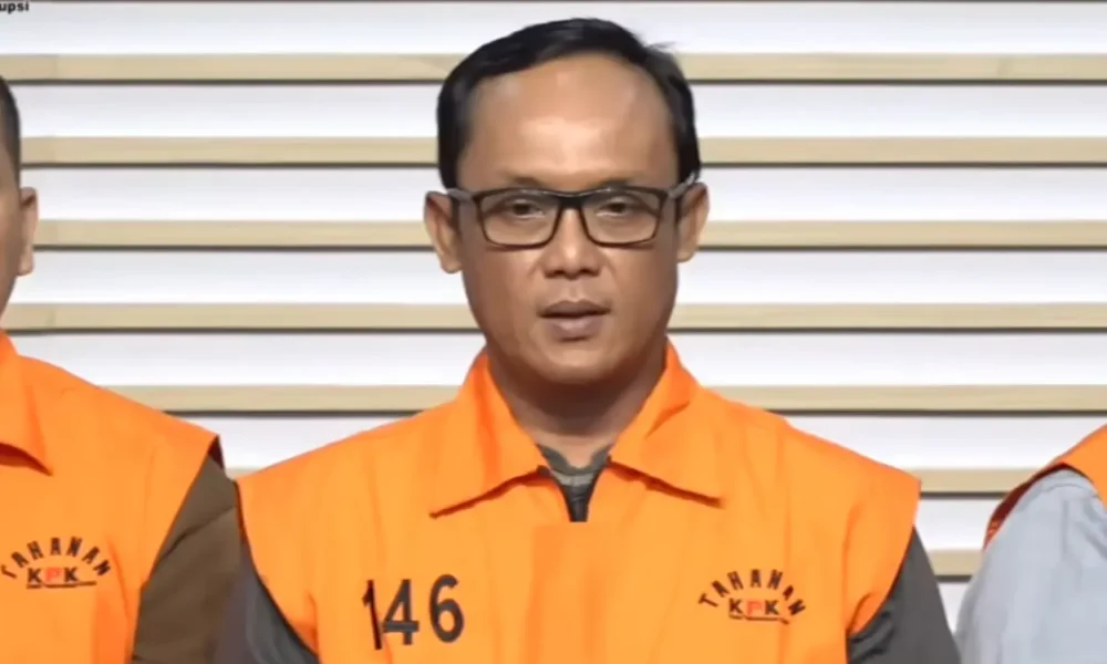 Bupati lampung tengah masih sempat goda wartawan saat ditahan kpk