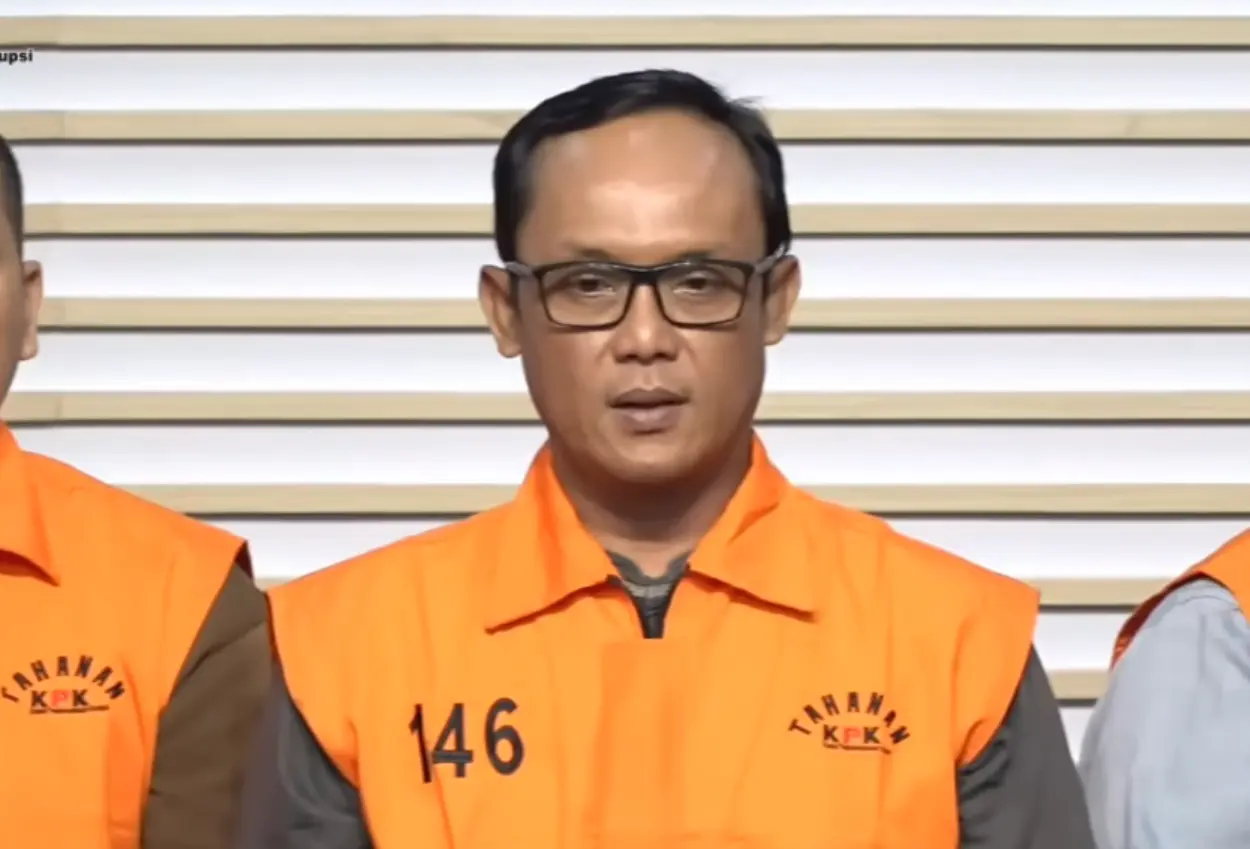 Bupati lampung tengah masih sempat goda wartawan saat ditahan kpk