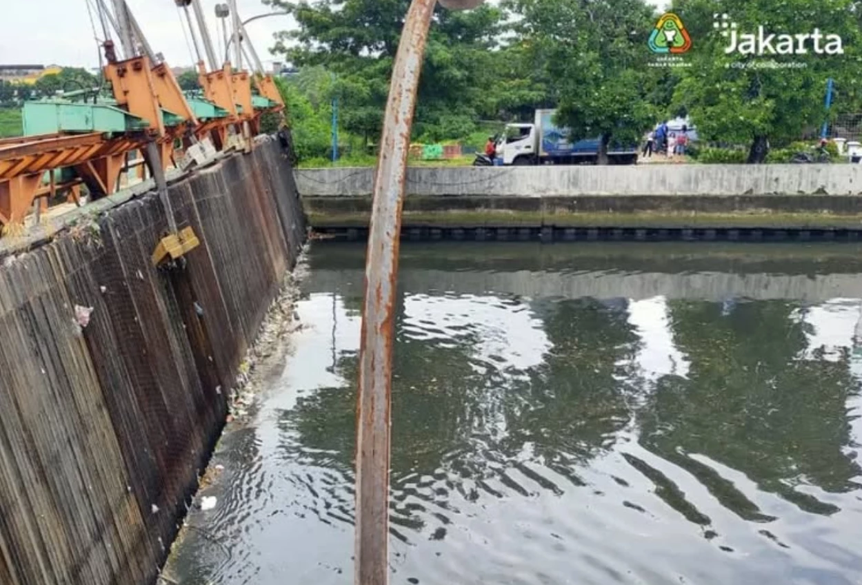 Debit kali sunter naik, warga lagoa diminta siaga hadapi potensi banjir rob