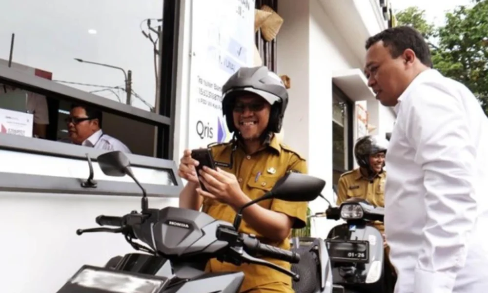 Gak sampe 5 menit, perpanjang stnk kini bisa drive thru dan bayar pakai qris!