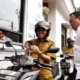 Gak sampe 5 menit, perpanjang stnk kini bisa drive thru dan bayar pakai qris!