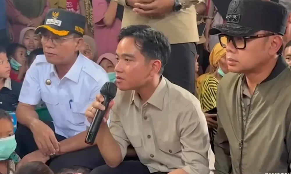 Gibran rakabuming temui korban bencana sumatra