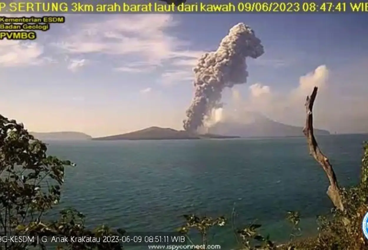Gunung anak krakatau masuk level ii, warga diimbau jaga jarak 2 km