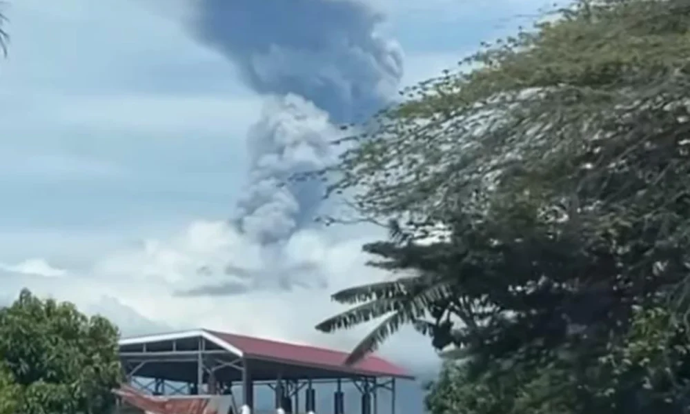 Gunung marapi erupsi, wilayah agam dihujani abu vulkanik