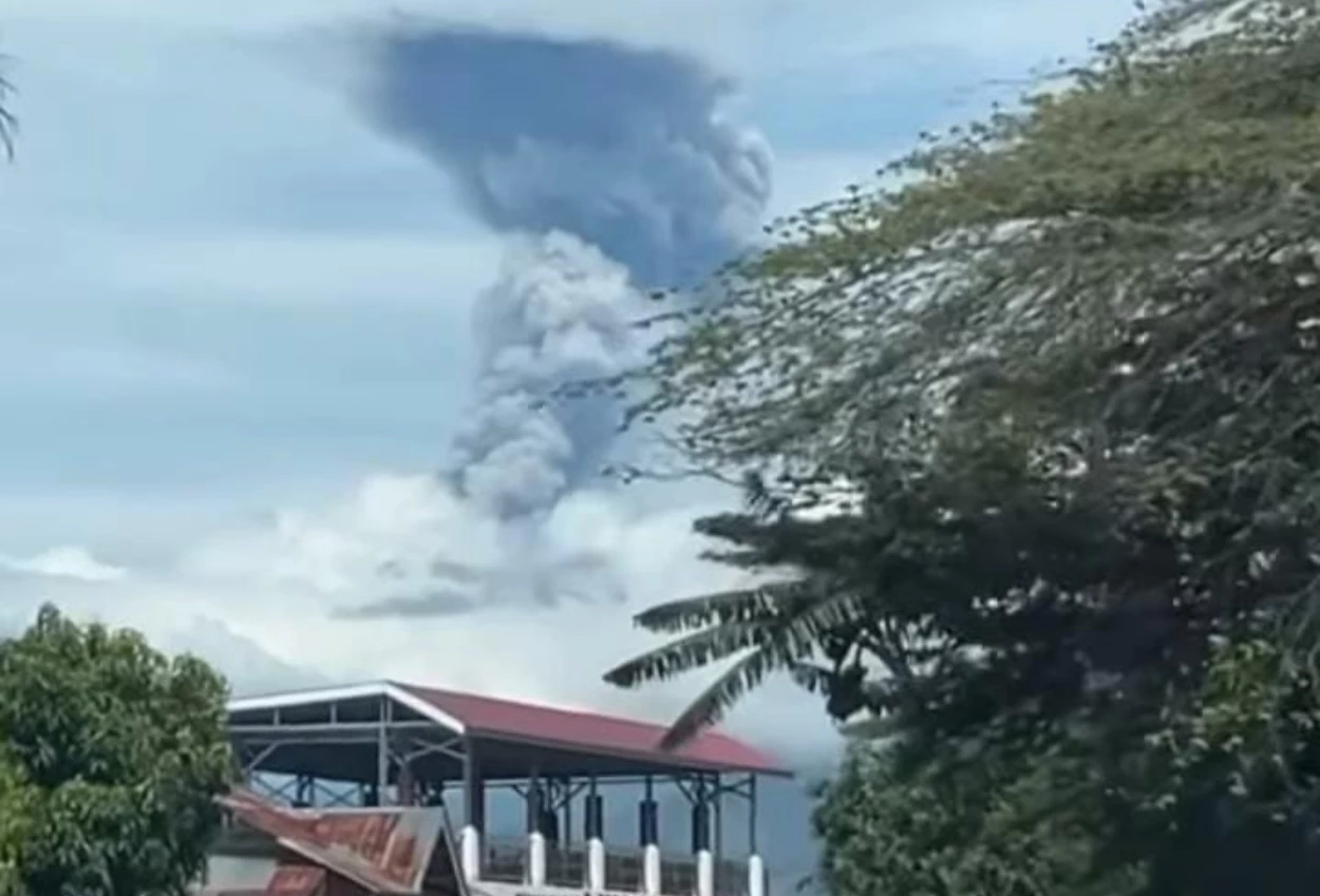 Gunung marapi erupsi, wilayah agam dihujani abu vulkanik