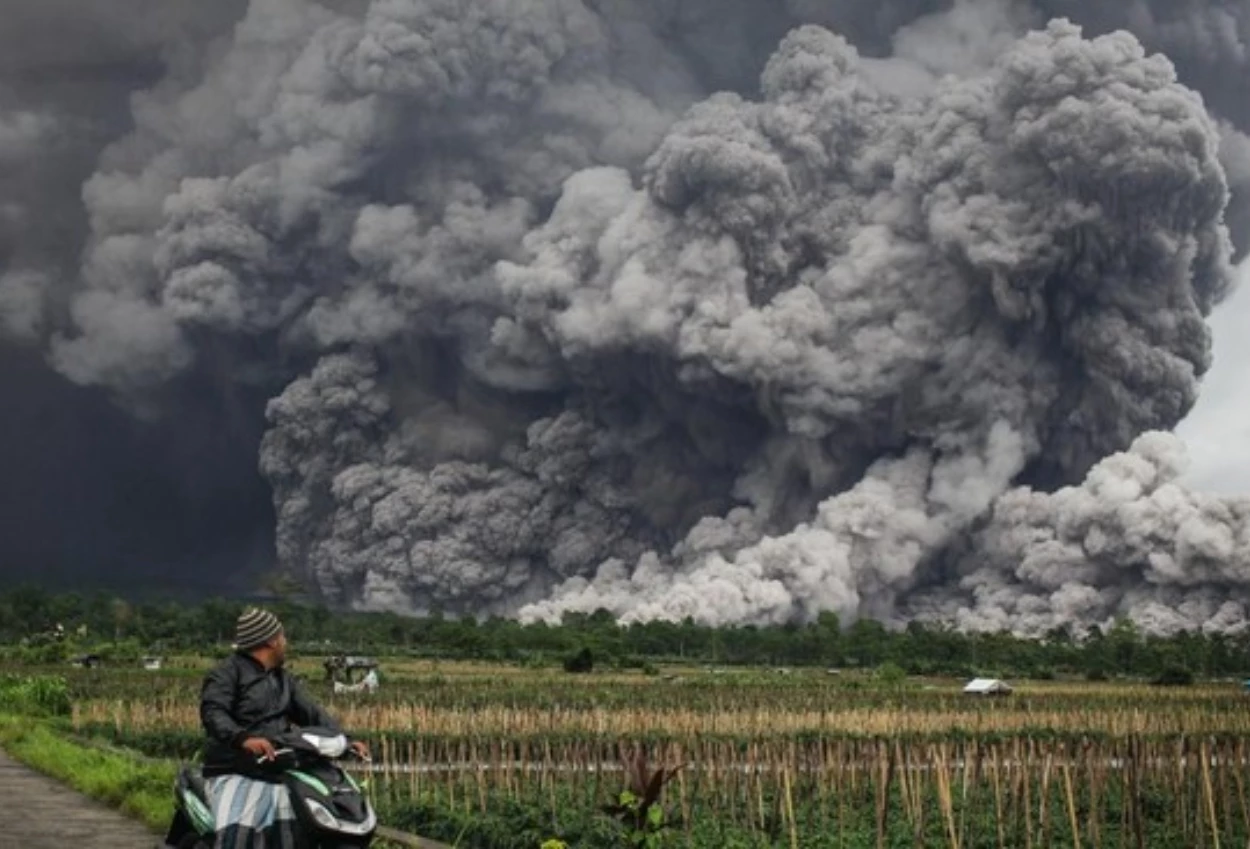 Gunung semeru kembali erupsi, kolom abu capai 900 meter!