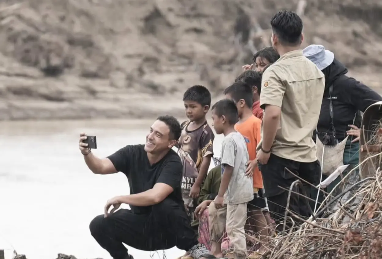 Hamish daud datangi lokasi bencana di aceh, hibur anak anak