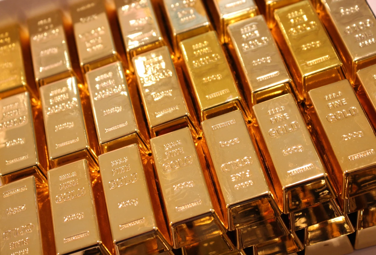 Harga emas hari ini 13 desember 2025 naik, tembus rp2.462.000 per gram