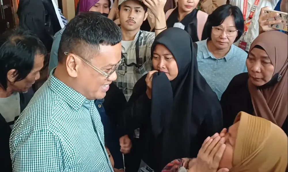 Ibu pelaku penjarahan rumah uya kuya menangis minta anak dibebaskan