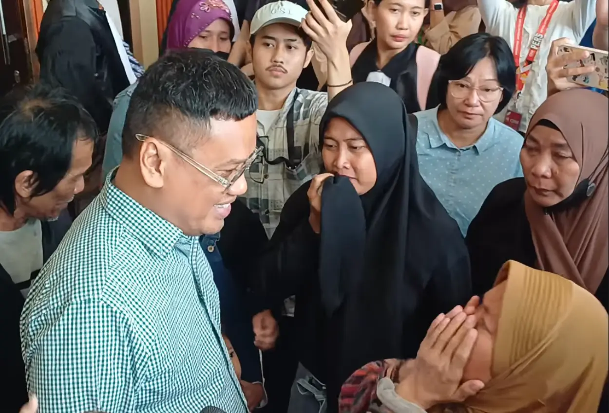 Ibu pelaku penjarahan rumah uya kuya menangis minta anak dibebaskan
