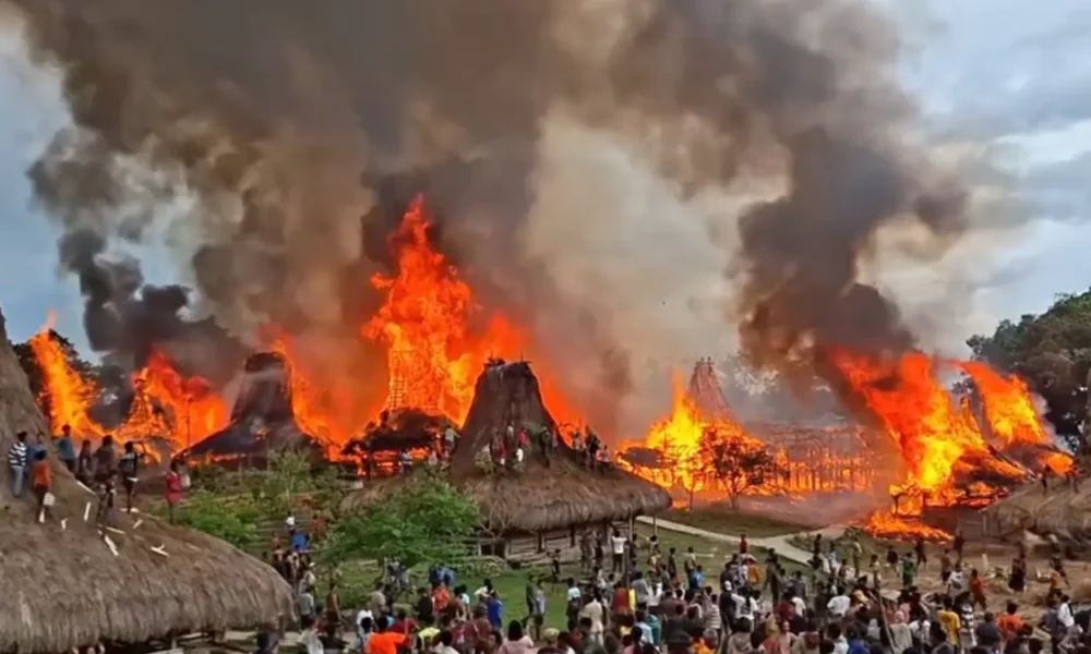 Kampung adat waru wora dilalap api, bupati janjikan perbaikan segera