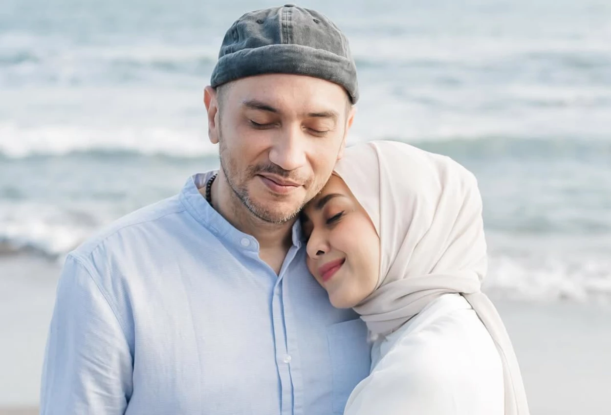 Kangen pelukan gary iskak, richa novisha obatin rindunya ya tidur aja di bantal almarhum