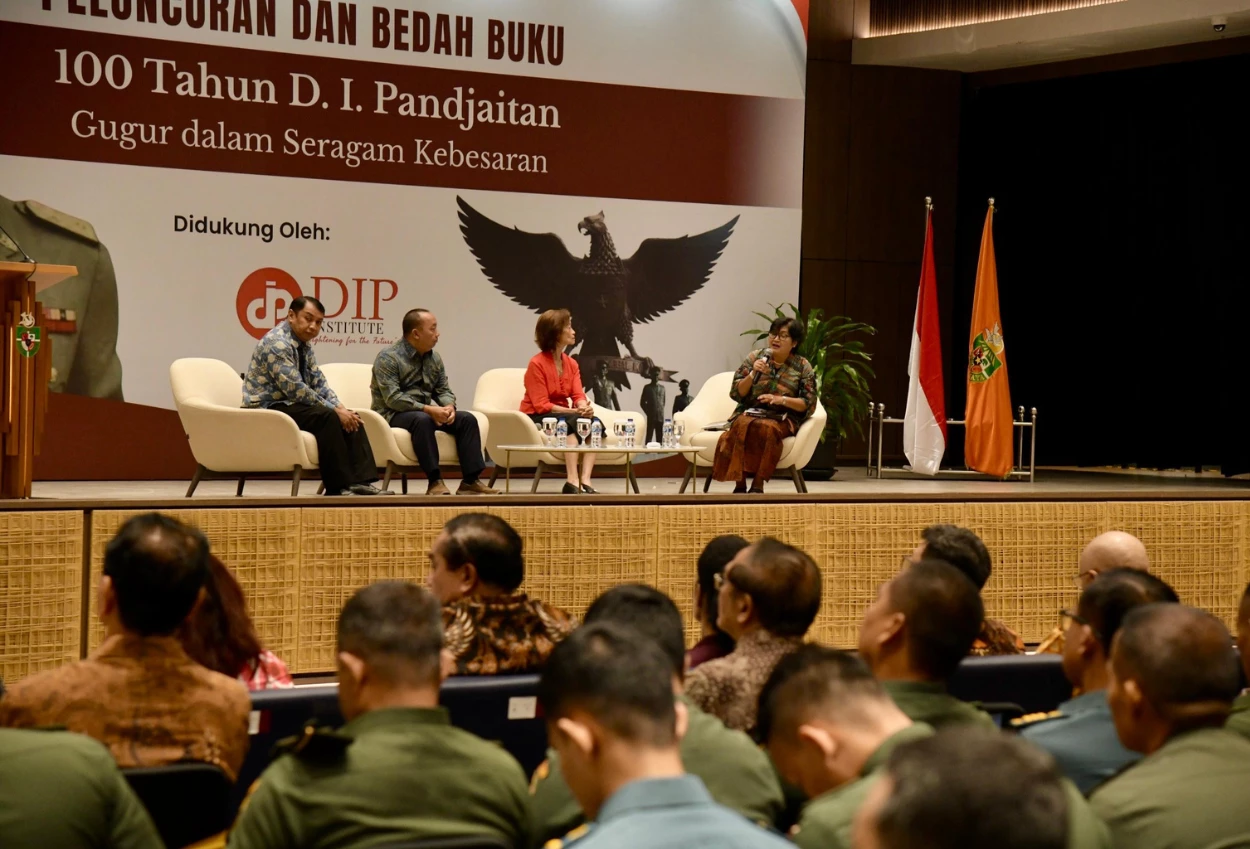 Kisah di balik buku d.i. pandjaitan mengurai jejak sang pahlawan lewat suara orang orang terdekat