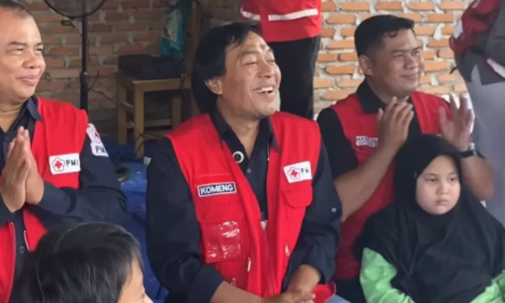 Komeng turun ke posko pengungsian korban banjir sumatra
