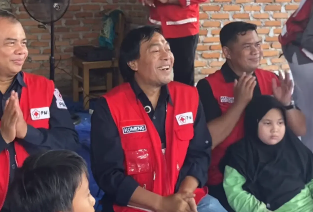 Komeng turun ke posko pengungsian korban banjir sumatra