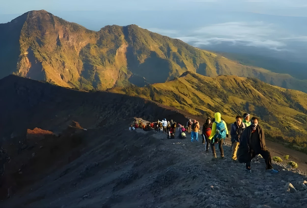 Mendaki secara ilegal, pendaki 18 tahun tewas usai jatuh ke jurang di gunung rinjani