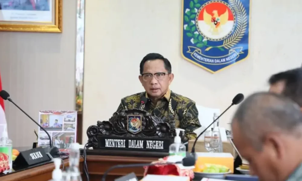 Menteri dalam negeri tito karnavian dalam rapat kesiapan menghadapi bencana