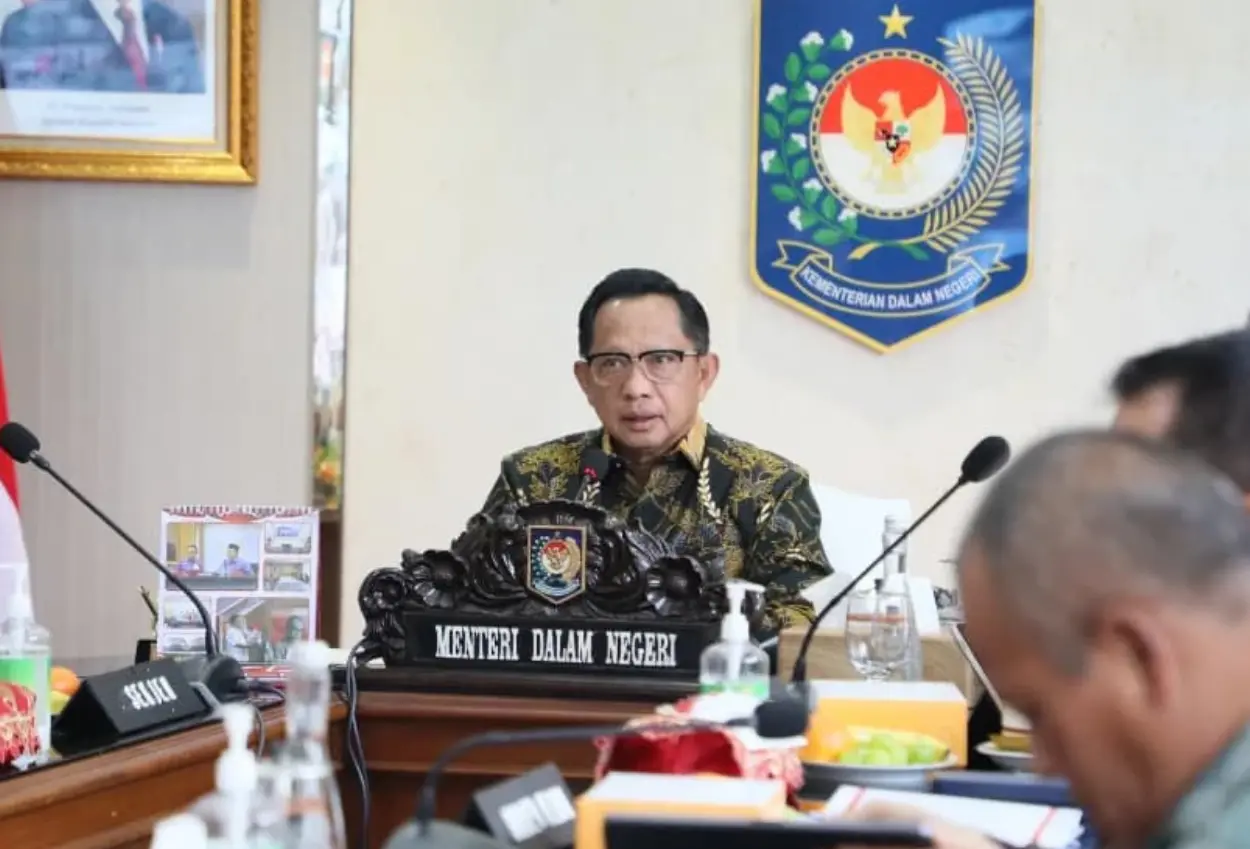 Menteri dalam negeri tito karnavian dalam rapat kesiapan menghadapi bencana