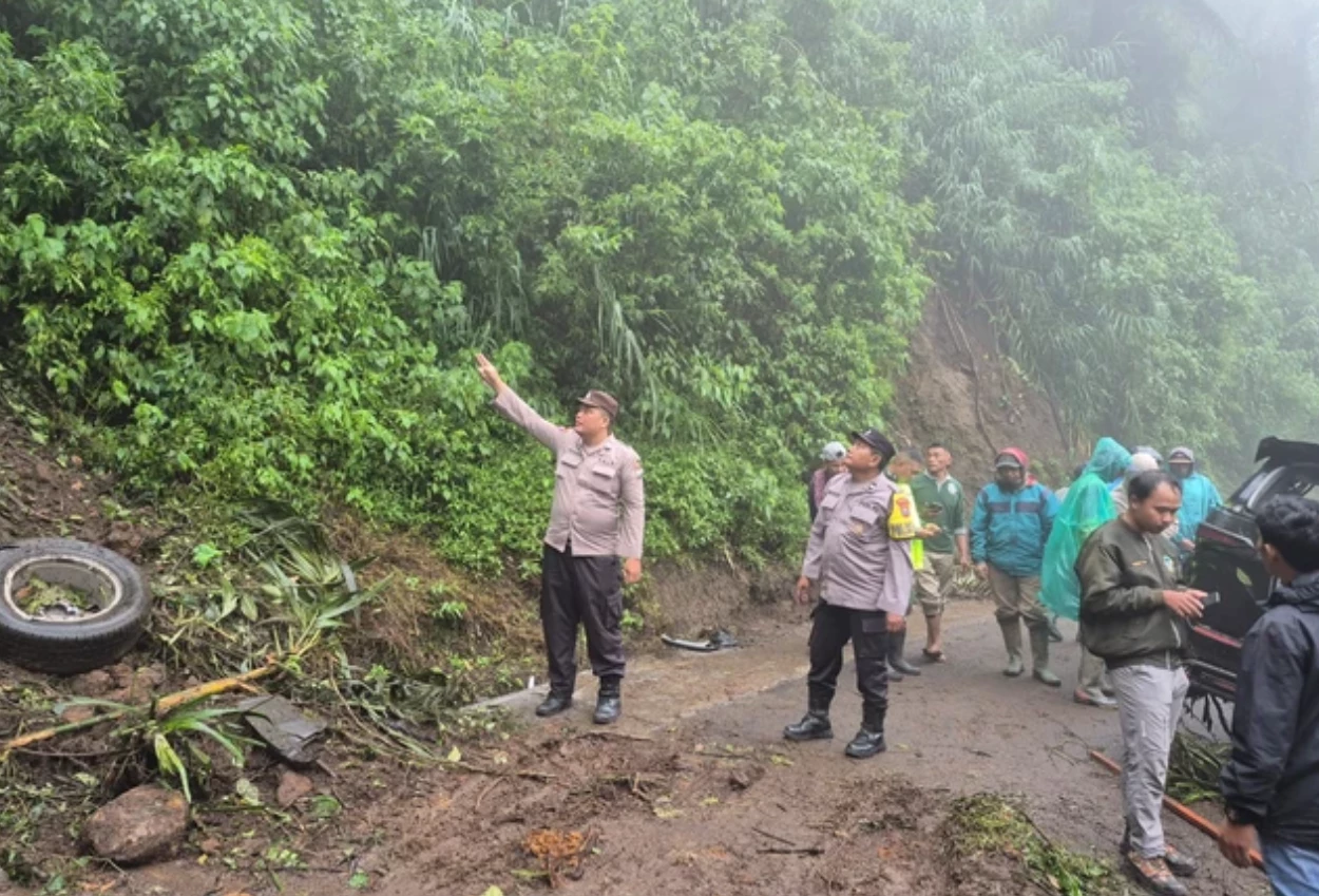 Mobil terjun ke jurang gunung bromo, 2 lansia kembar tewas