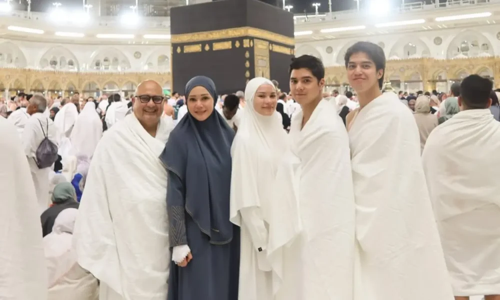 Momen al ghazali dan el rumi sujud cium kaki maia estianty di depan kakbah