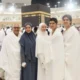 Momen al ghazali dan el rumi sujud cium kaki maia estianty di depan kakbah