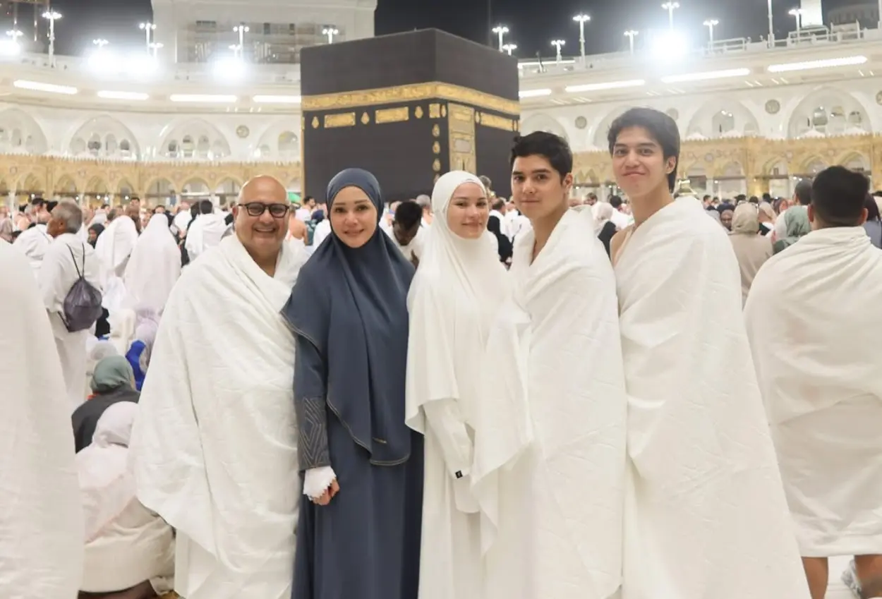 Momen al ghazali dan el rumi sujud cium kaki maia estianty di depan kakbah