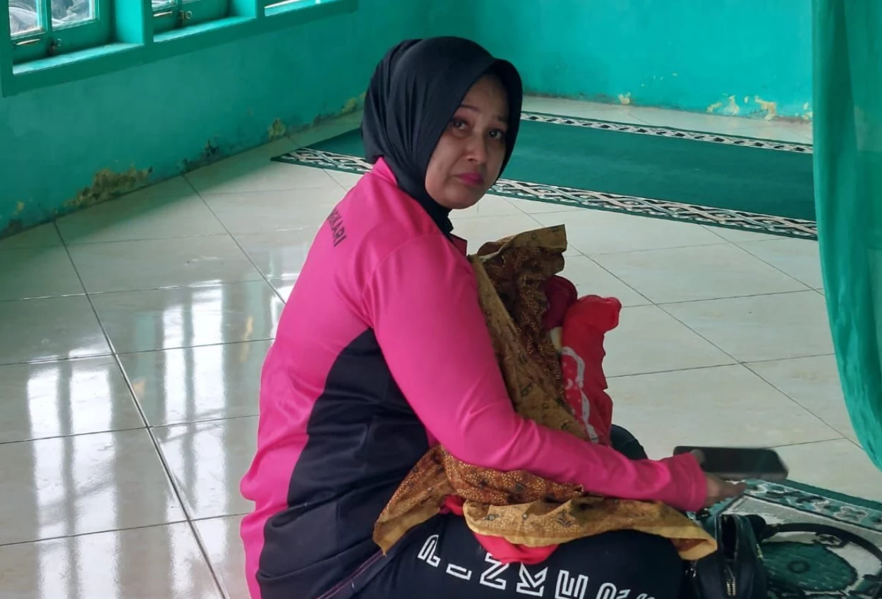 Momen haru saat bhayangkari di tapsel menyusui bayi yang terpisah dari ibunya