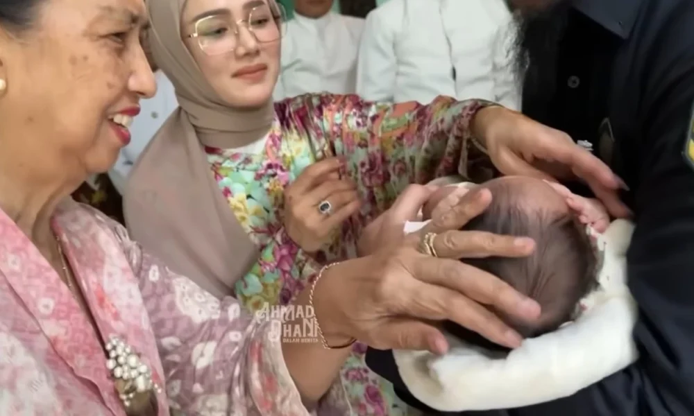 Mulan jameela dan ahmad dhani gelar aqiqah anak adopsi mereka di keraton solo