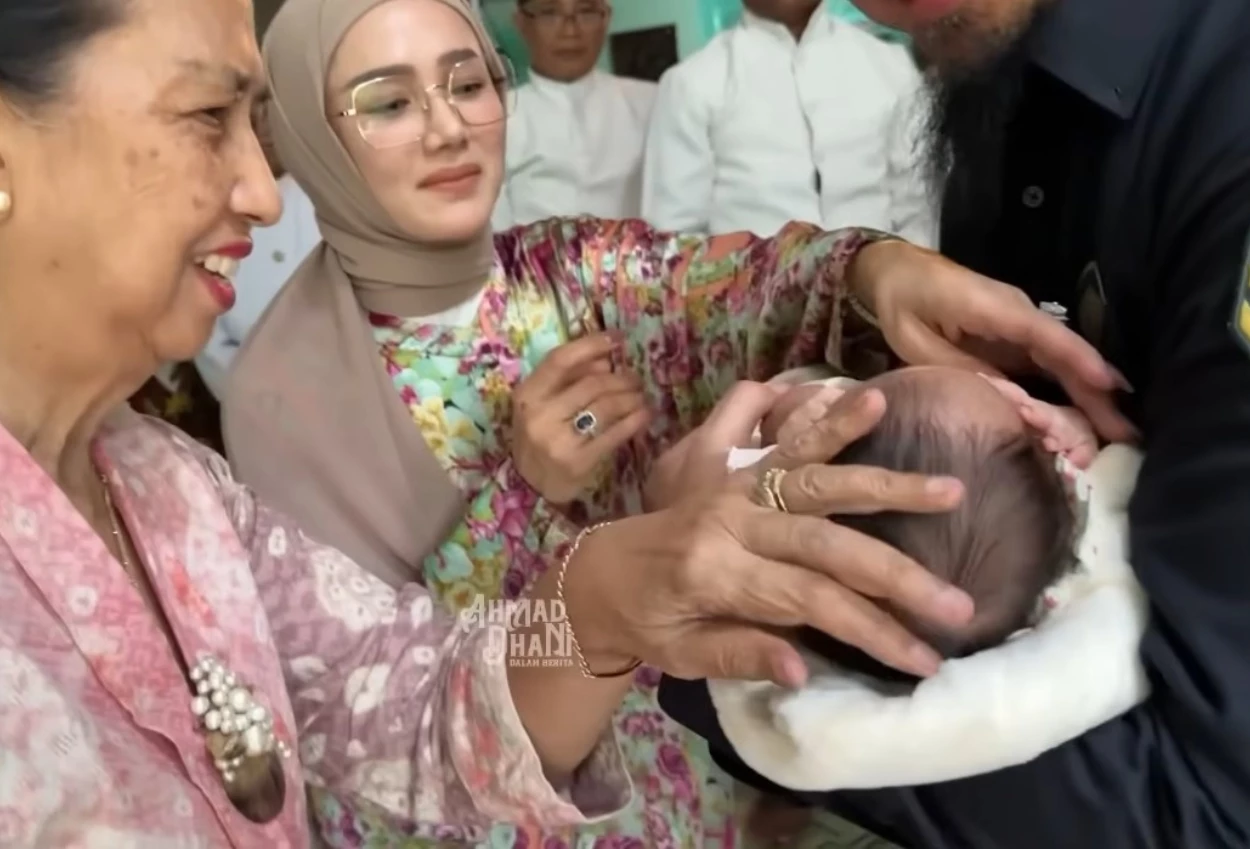 Mulan jameela dan ahmad dhani gelar aqiqah anak adopsi mereka di keraton solo
