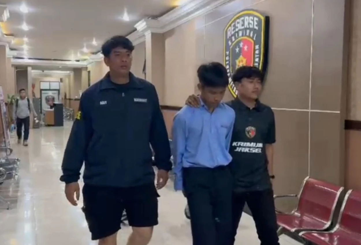 Nyamar jadi pembeli, polisi tangkap pencuri raket padel di lapangan tb simatupang
