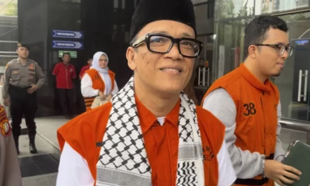 Pakai peci dan syal saat pelimpahan berkas di kpk, noel ebenezer artinya makin keren