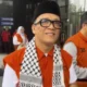 Pakai peci dan syal saat pelimpahan berkas di kpk, noel ebenezer artinya makin keren