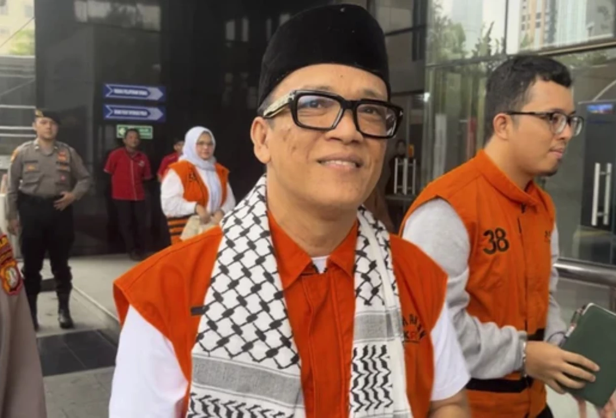 Pakai peci dan syal saat pelimpahan berkas di kpk, noel ebenezer artinya makin keren