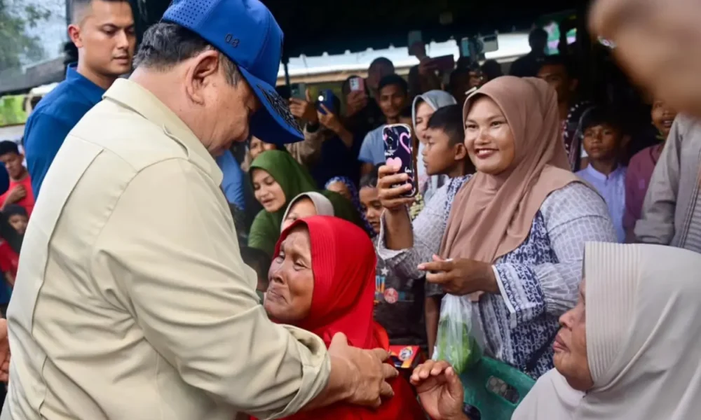 Prabowo datangi pengungsi bireuen, tenangkan warga yang menangis