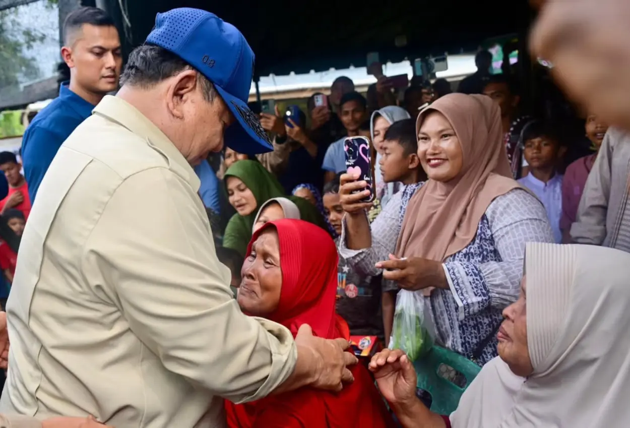 Prabowo datangi pengungsi bireuen, tenangkan warga yang menangis