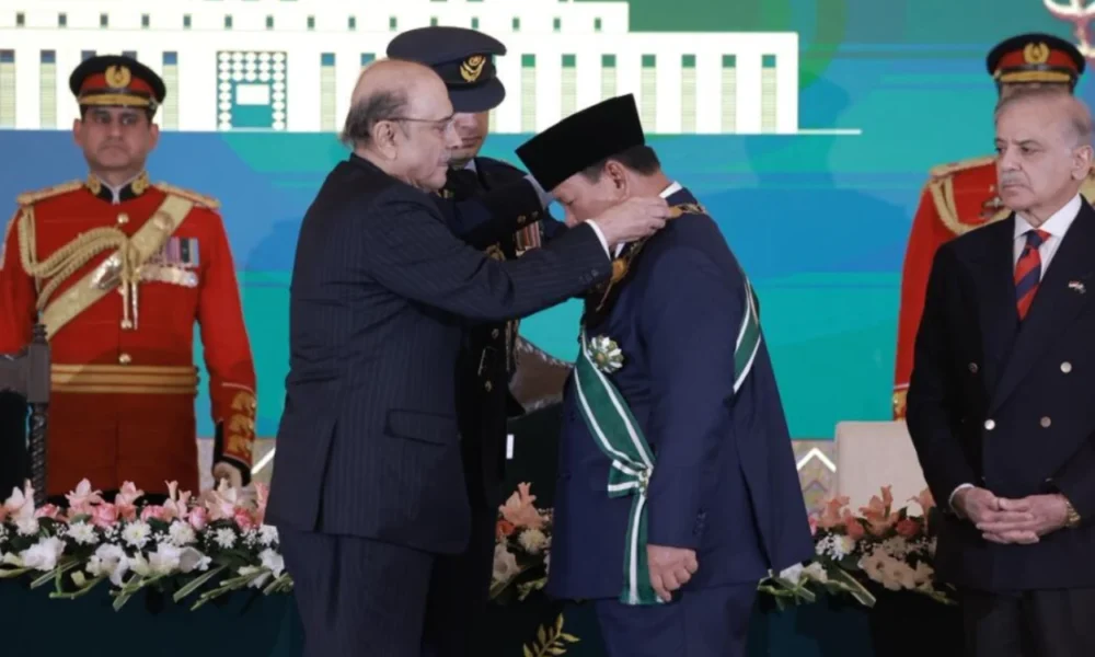 Prabowo terima penghargaan teringgi nishan e pakistan dari presiden pakistan
