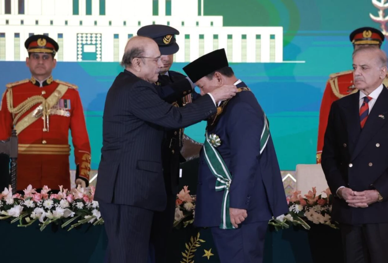 Prabowo terima penghargaan teringgi nishan e pakistan dari presiden pakistan