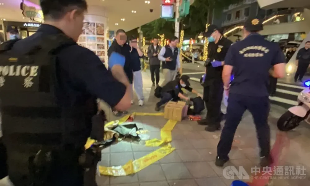 Pria ngamuk serang warga dengan pisau dan bom asap di taipei