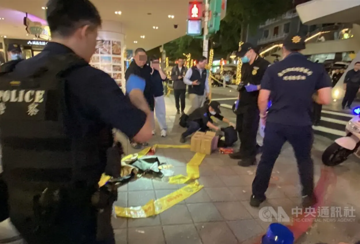 Pria ngamuk serang warga dengan pisau dan bom asap di taipei
