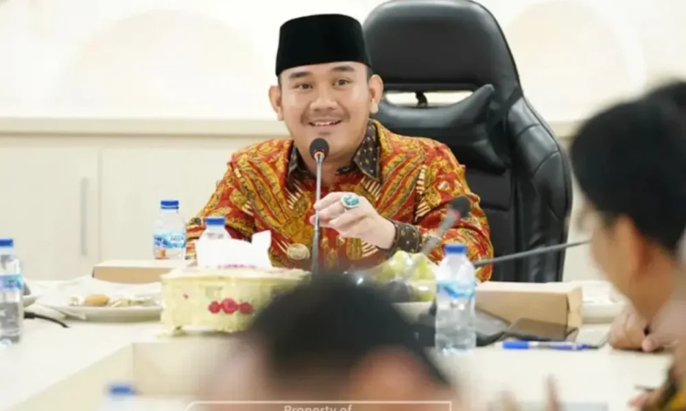 Profil bupati bekasi ade kuswara kunang yang kena ott kpk