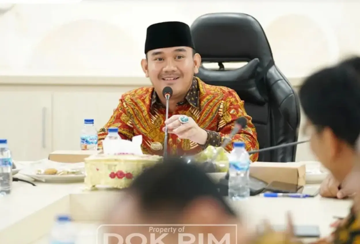 Profil bupati bekasi ade kuswara kunang yang kena ott kpk