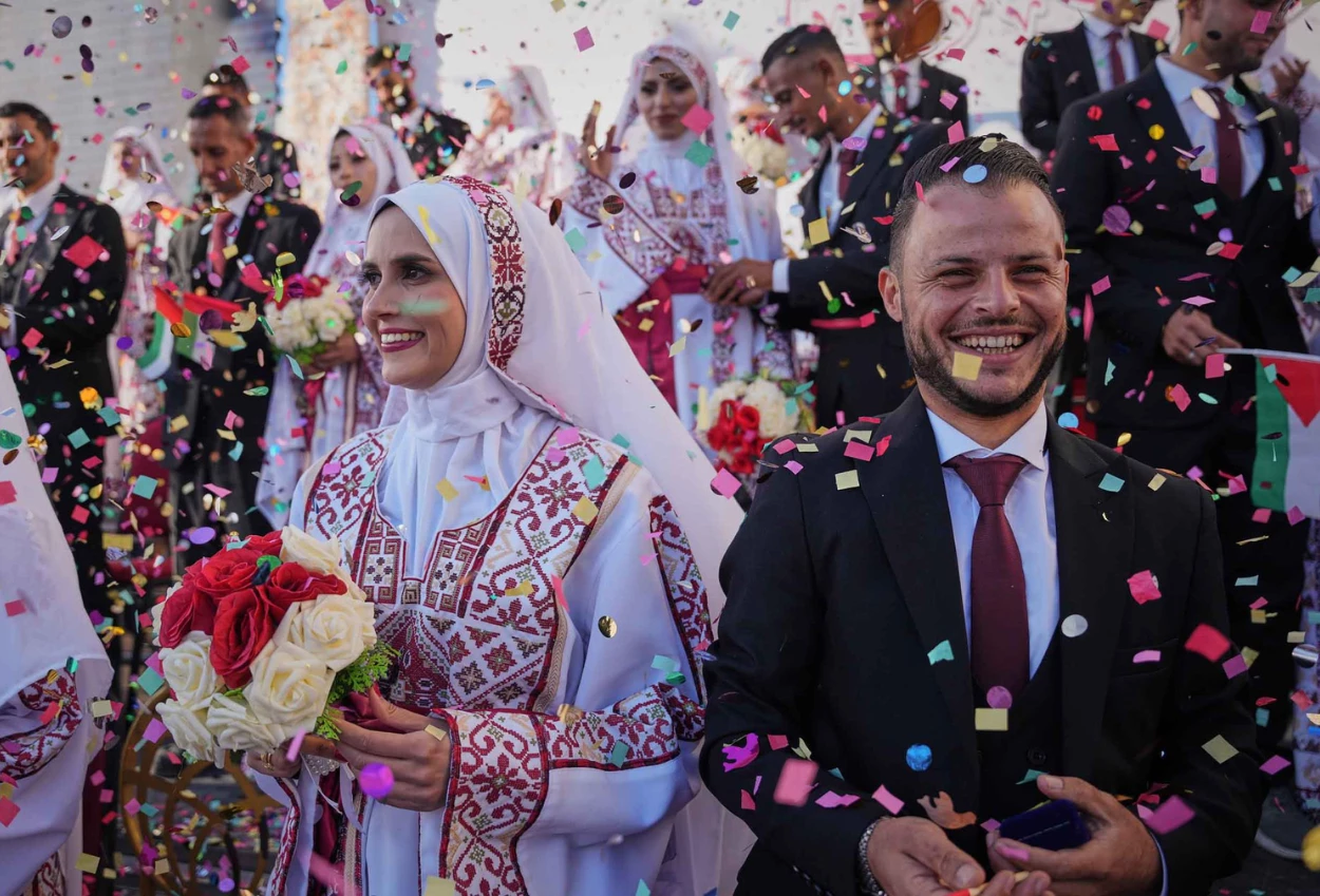Puluhan warga gaza nikah massal di tengah reruntuhan bangunan