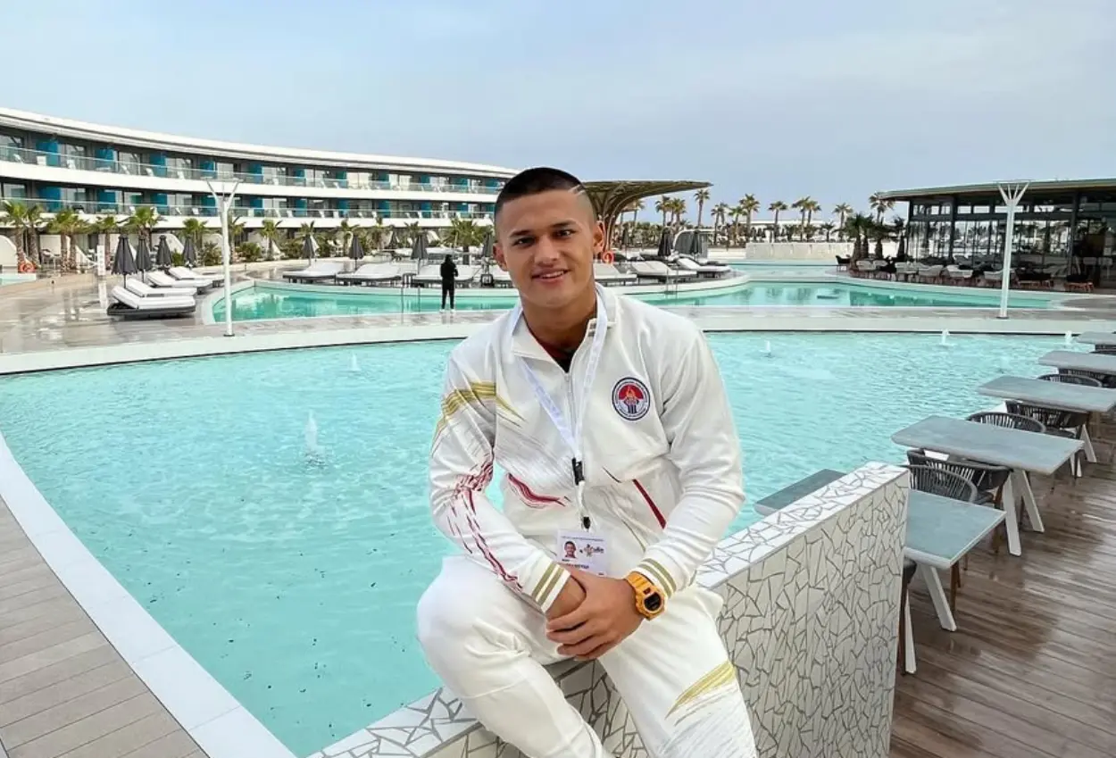 Rizki juniansyah, atlet angkat besi yang raih medali emas dan pecahkan rekor dunia di sea games 2025