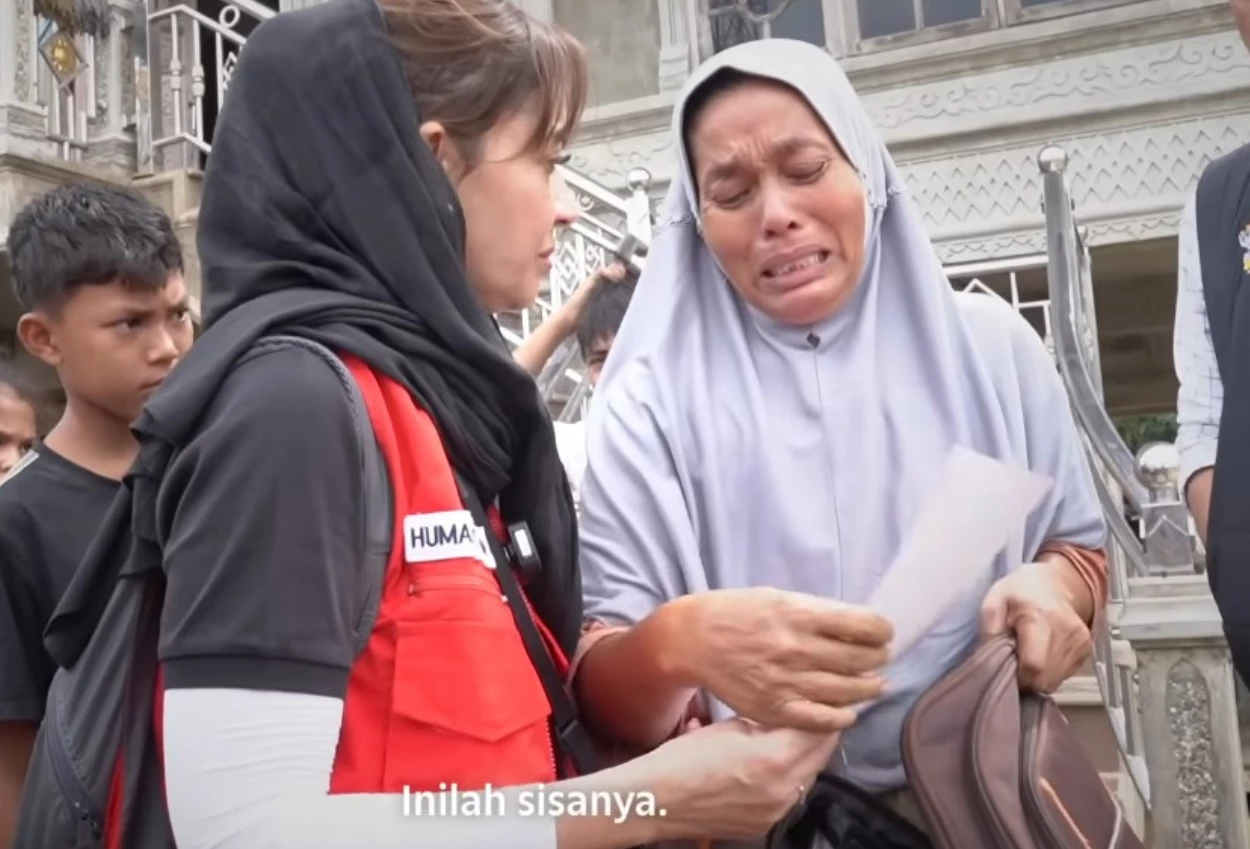 Sambil nangis, ibu korban banjir di aceh cerita anak dan suami hanyut di depan matanya
