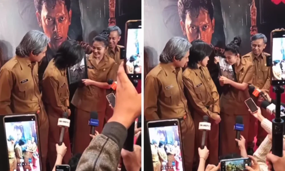 Sambil peluk foto sang suami, karina ranau dan keluarga hadiri gala premier terakhir film epy kusnandar pakai seragam pns