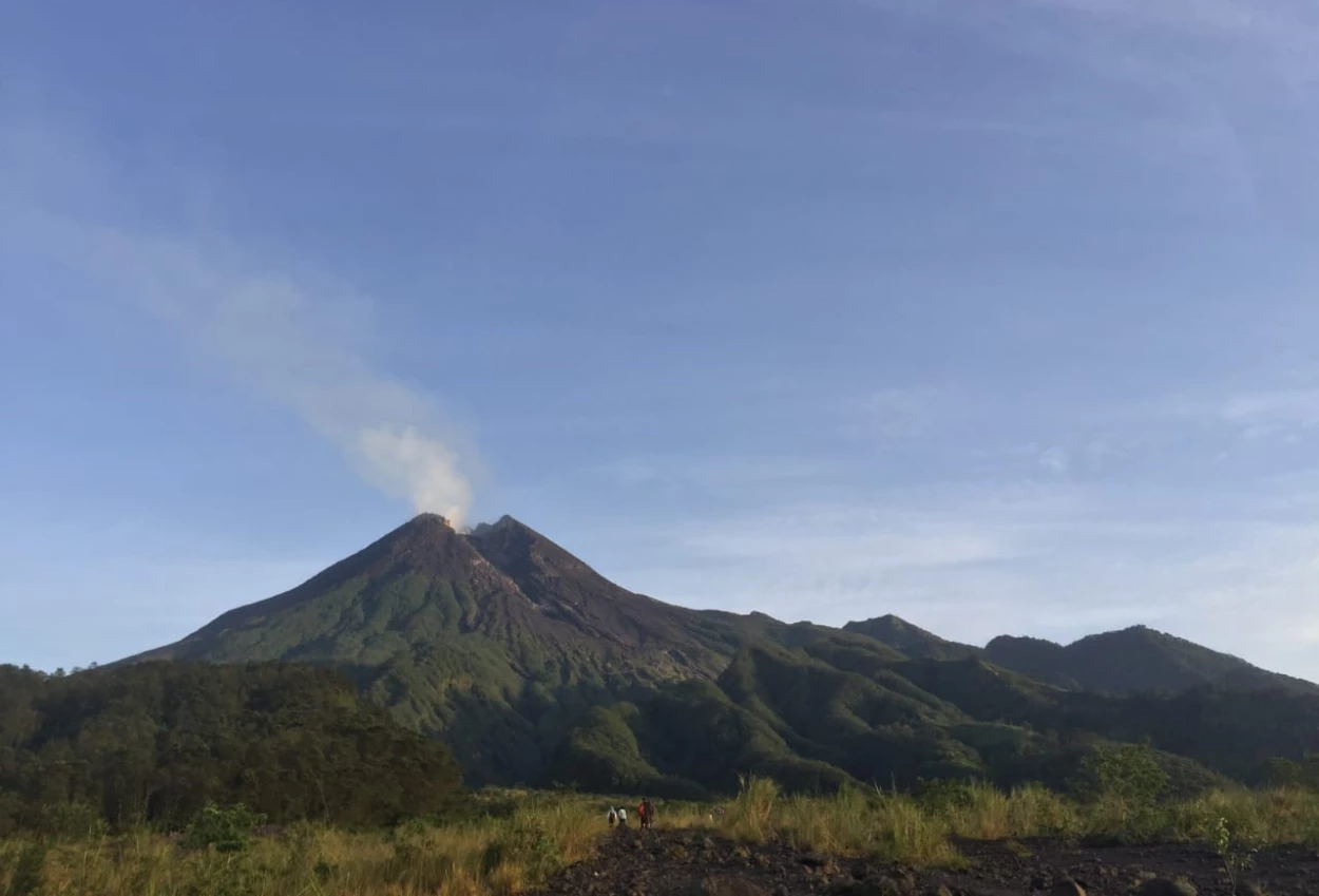 Satu pendaki yang sempat hilang di gunung merapi ditemukan selamat, satu lainnya masih dicari