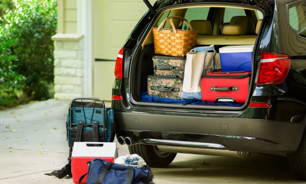 Sebelum long trip nataru, ini daftar 25+ barang yang wajib dibawa di mobil