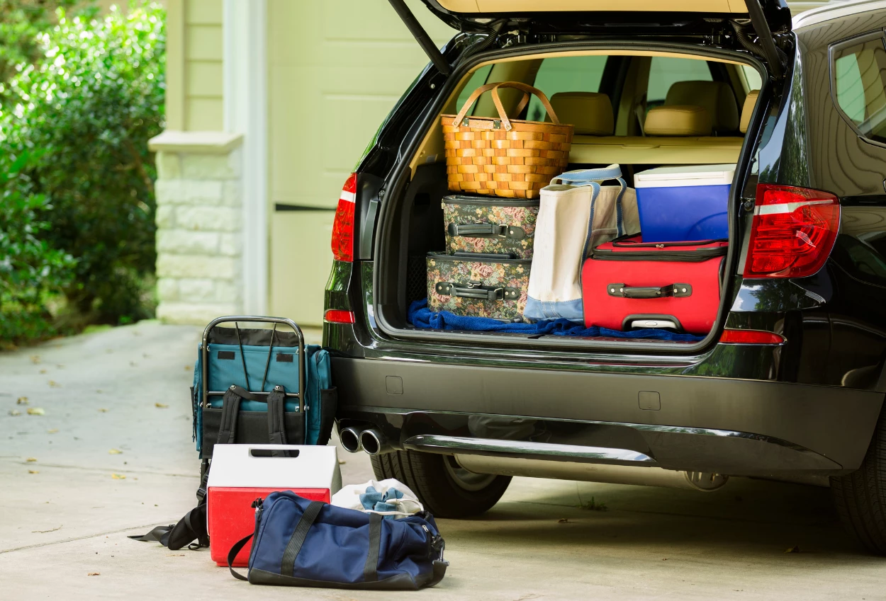 Sebelum long trip nataru, ini daftar 25+ barang yang wajib dibawa di mobil