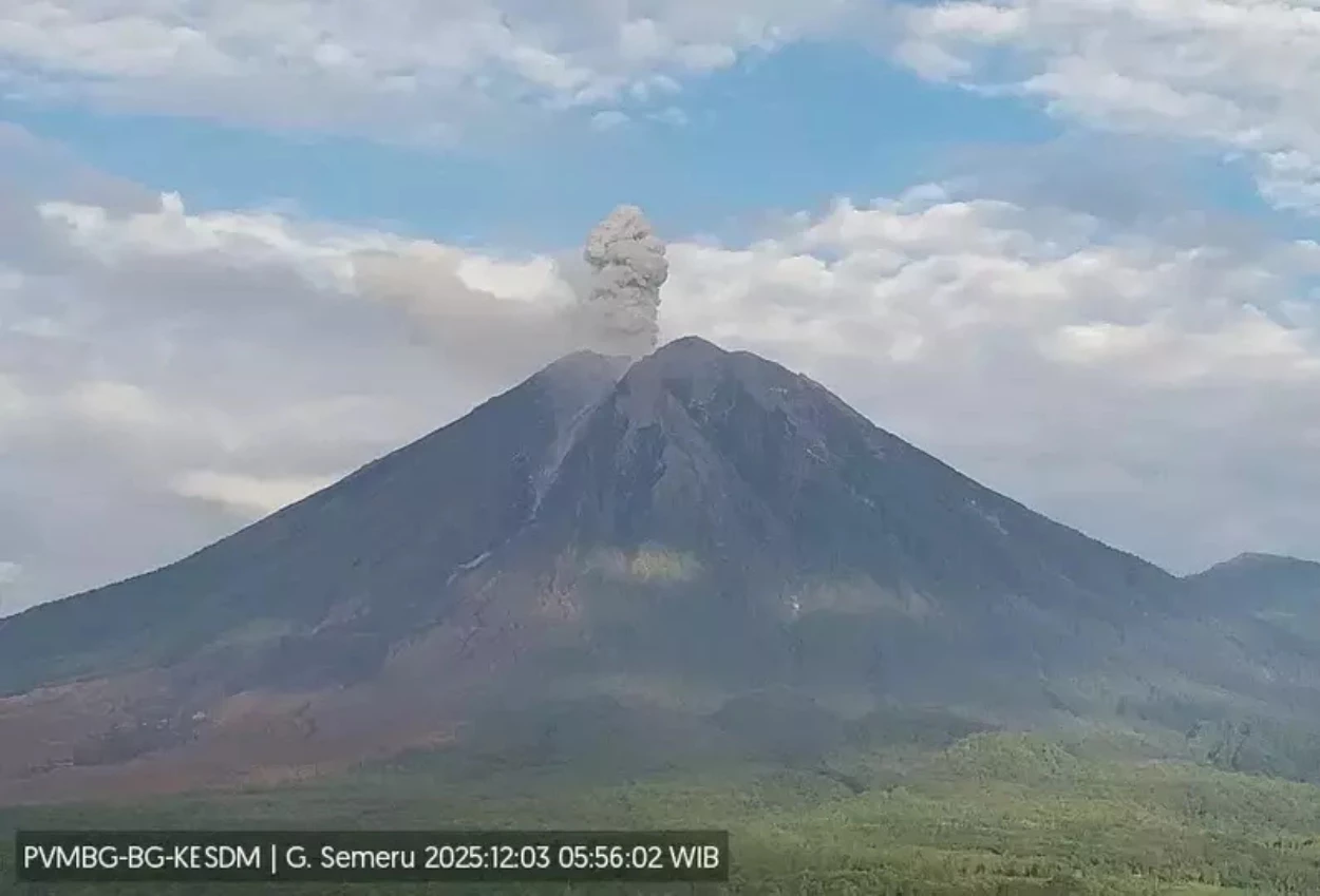 Semeru 16 kali erupsi hari ini, letusan tertinggi capai 1.100 meter