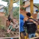 Seorang kakek sakit terpaksa naik excavator karena jalan rusak